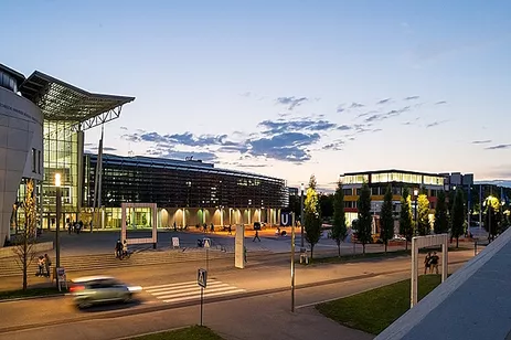 Abendansicht des Gebäudes der TUM-Maschinenwesenfakultät in Garching